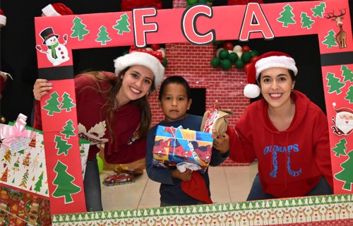 Celebra FCA con posada navideña a más de 150 niños de Casas Hogar