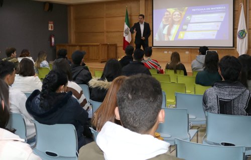 Imparten curso de inducción a alumnos de nuevo ingreso de la Facultad de Ciencias Políticas y Sociales extensión Chihuahua. 