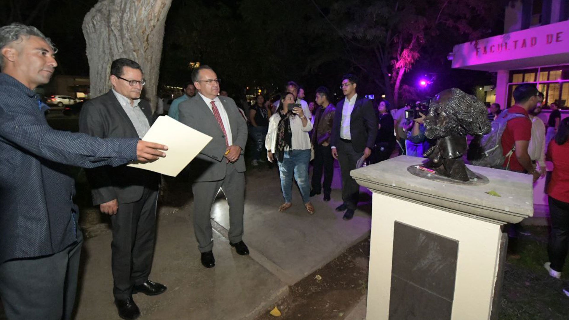 Inaugura-Rector-Rivera-Campos-Corredor-Escultórico-en-Filosofía-y-Letras_-en-la-Clausura-de-la-Semana-del-Humanismo1920.jpg