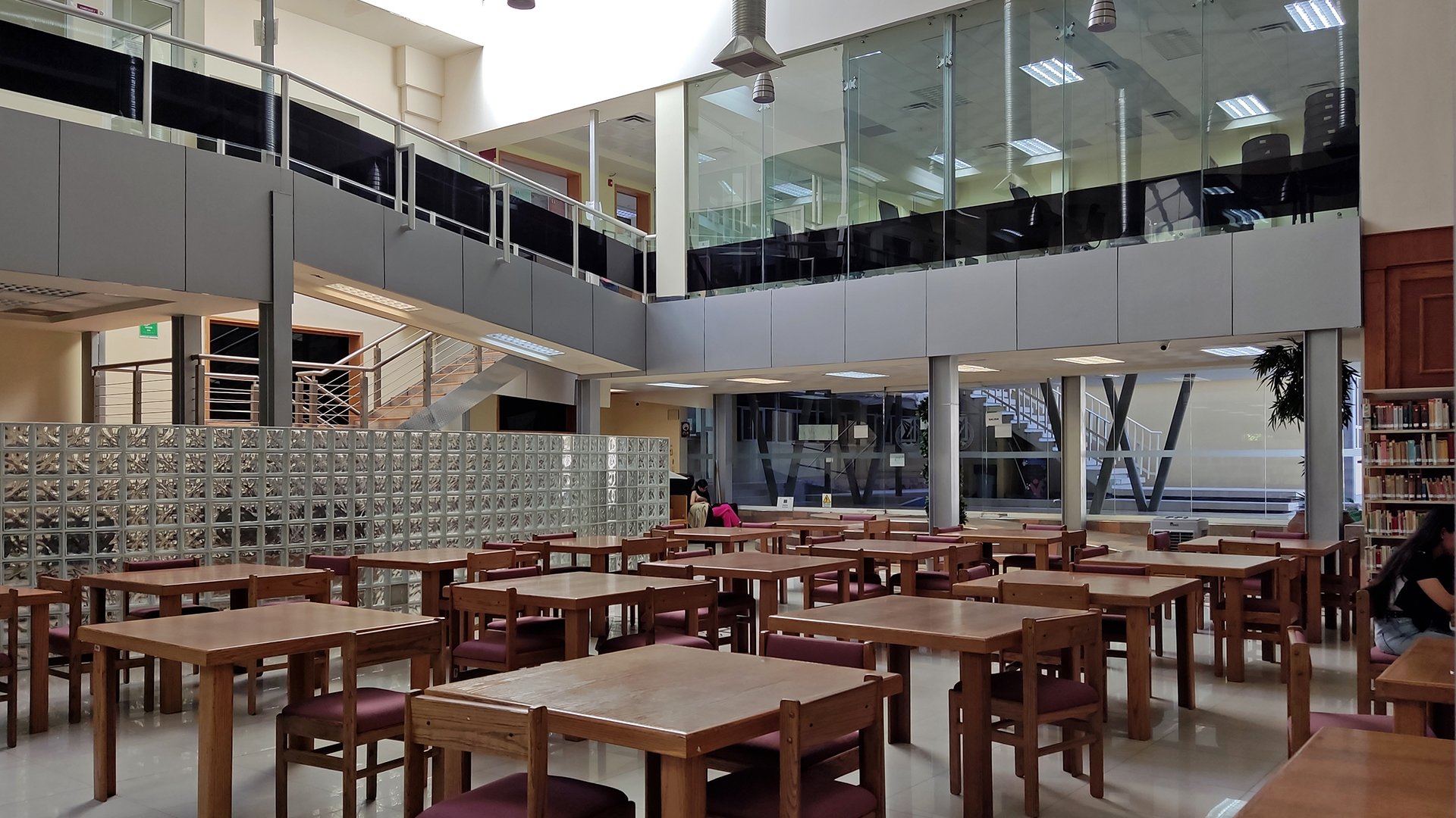 fd-biblioteca-interior-mesas-1920x1080.jpg