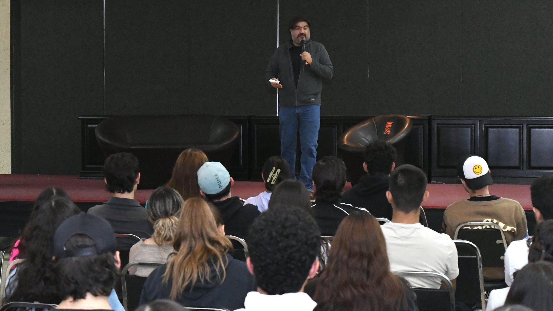 charla_1920x1080.jpg