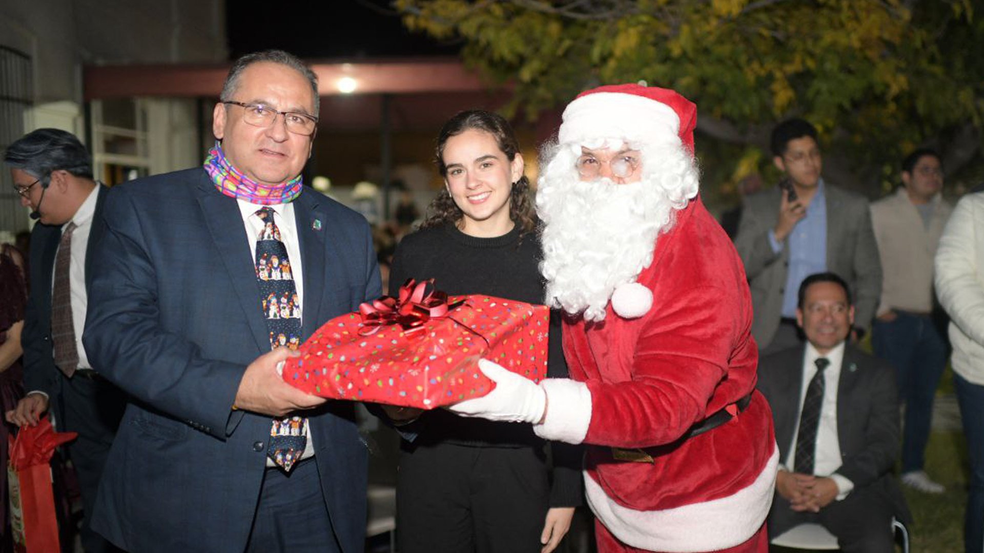 Encabeza-Rector-Encendido-del-Árbol-Navideño-de-la-UACH-en-la-Quinta-Gameros1920.jpg