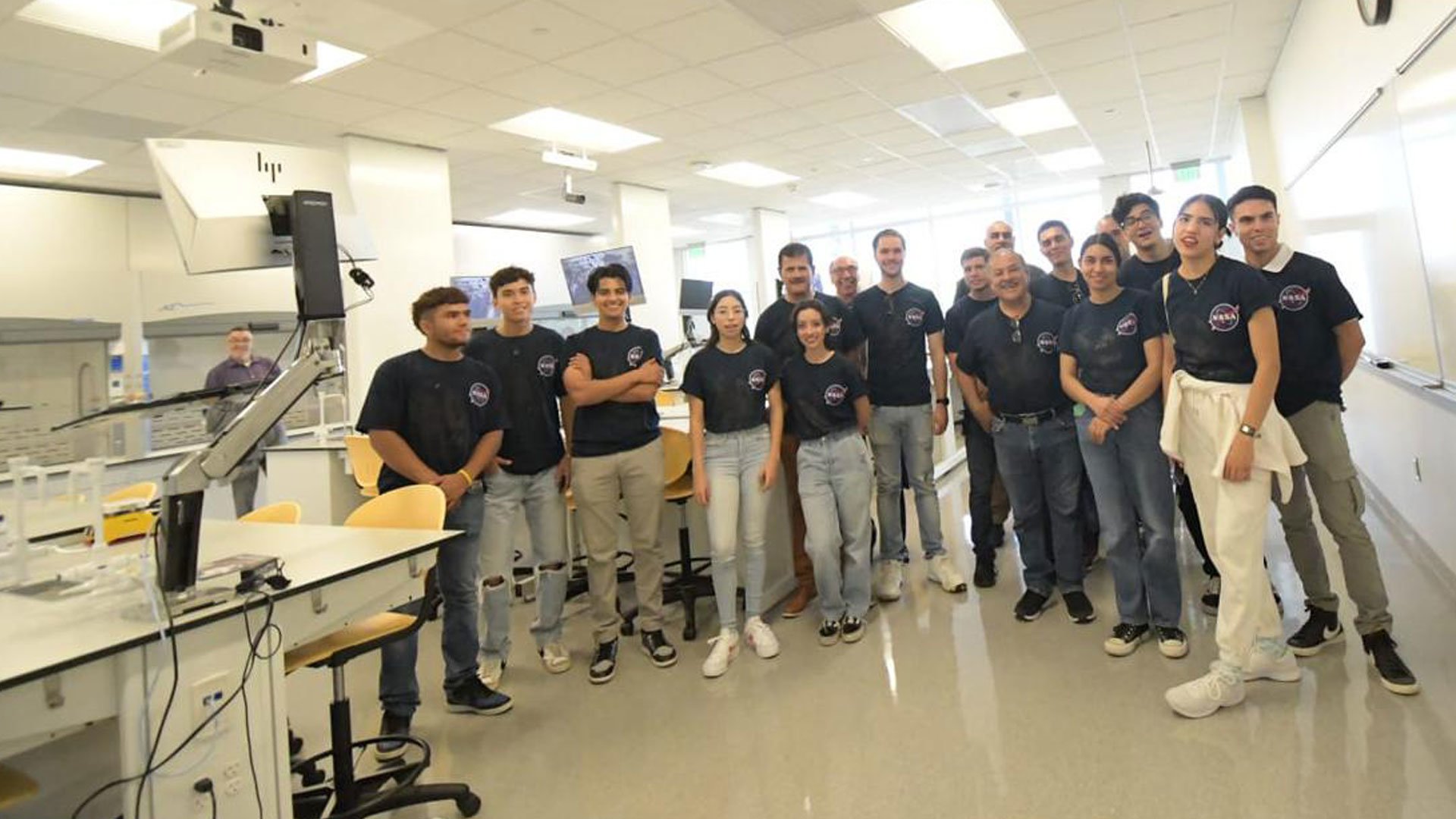 Visitan-alumnos-destacados-de-Ingeniería-y-Cultura-Física_-Universidad-y-Centro-Espacial-en-Houston1920.jpg
