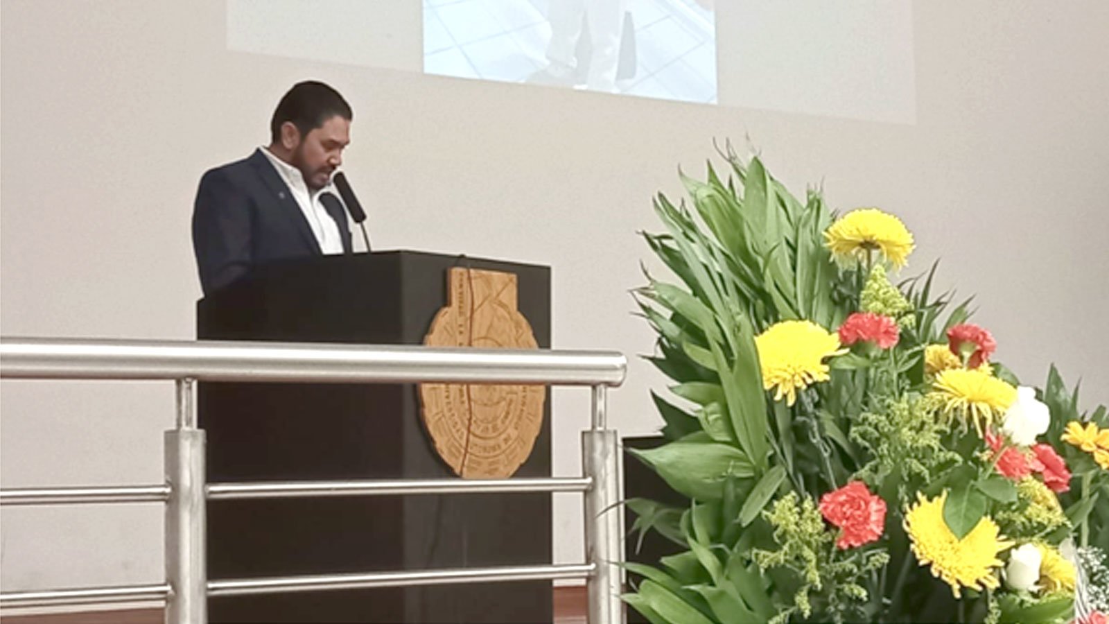 Rinde-FCAyF-emotivo-homenaje-al-Dr.-Jesús-Miguel-Olivas-García1920.jpg