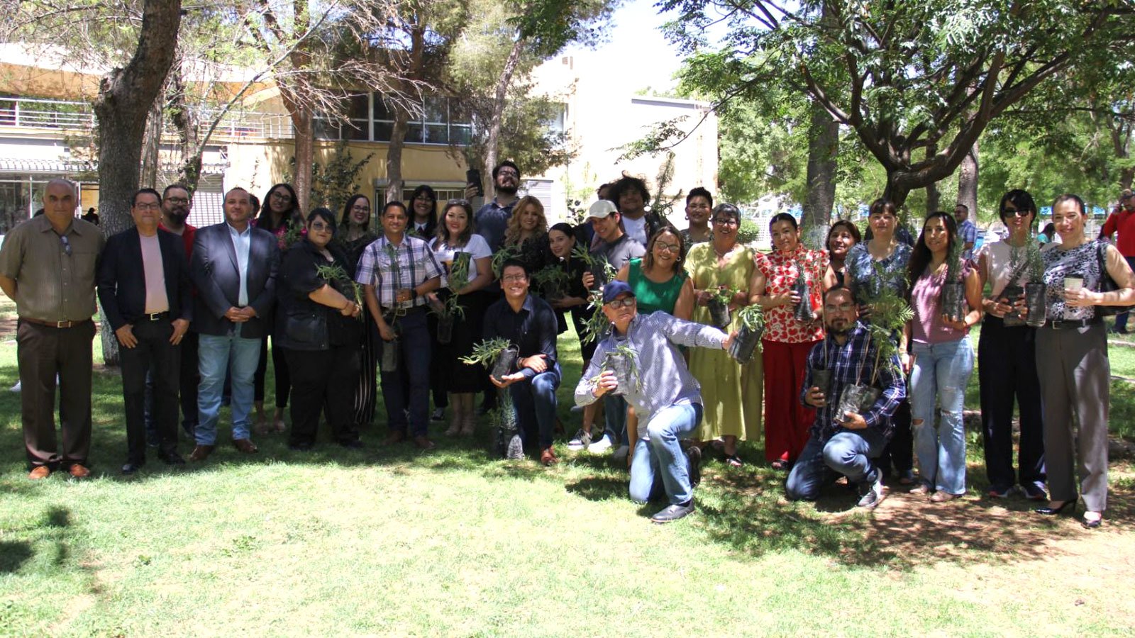 Recibe-la-Facultad-de-Filosofía-y-Letras-donación-de-plantas-por-Fundación-Grupo-México1920.jpg
