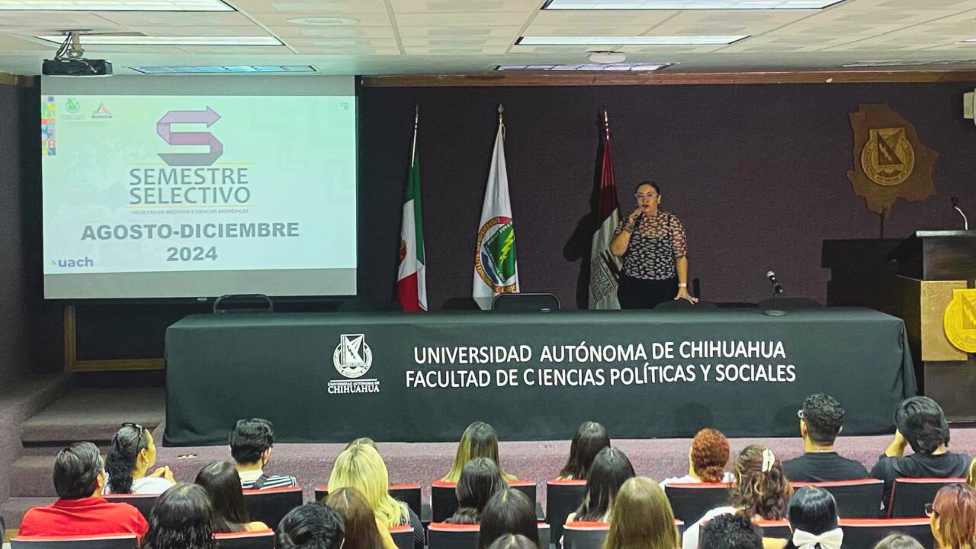 Dan_la_bienvenida_a_alumnos_de_la_Facultad_de_Medicina_y_Ciencias_Biomédicas__Campus_Juárez.jpg