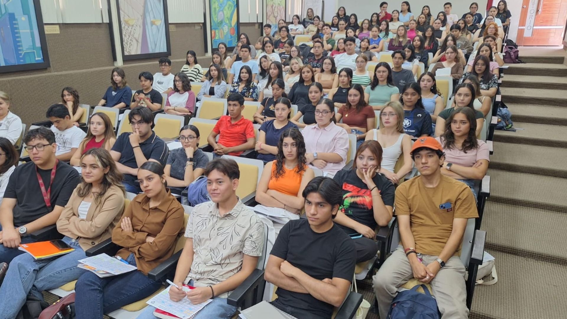 Directivos_de_la_Facultad_de_Odontología_dan_bienvenida_a_103_estudiantes_de_nuevo_ingreso1920.jpg