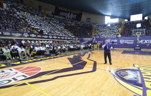 Rector Rivera Campos da la bienvenida a las y los alumnos de nuevo ingreso en la UACH