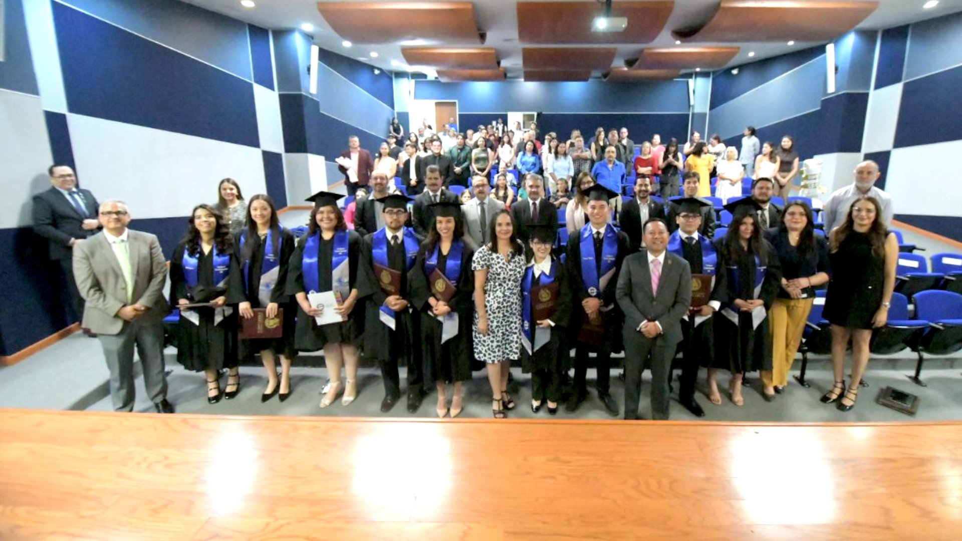 1920Celebran_ceremonia_de_graduación_en_la_Facultad_de_Economía_Internacional_de_la_UACH.jpg