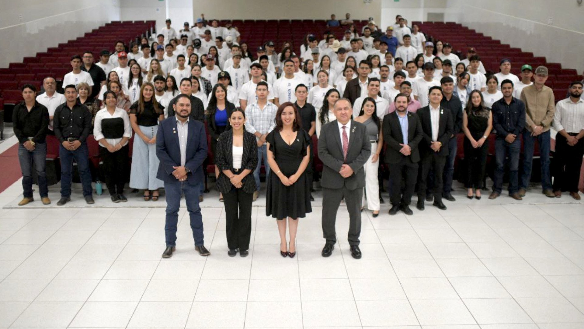 Sostiene_rector_de_la_UACH_encuentro_con_alumnos_de_recién_ingreso_de_la_FCAyF1920.jpg