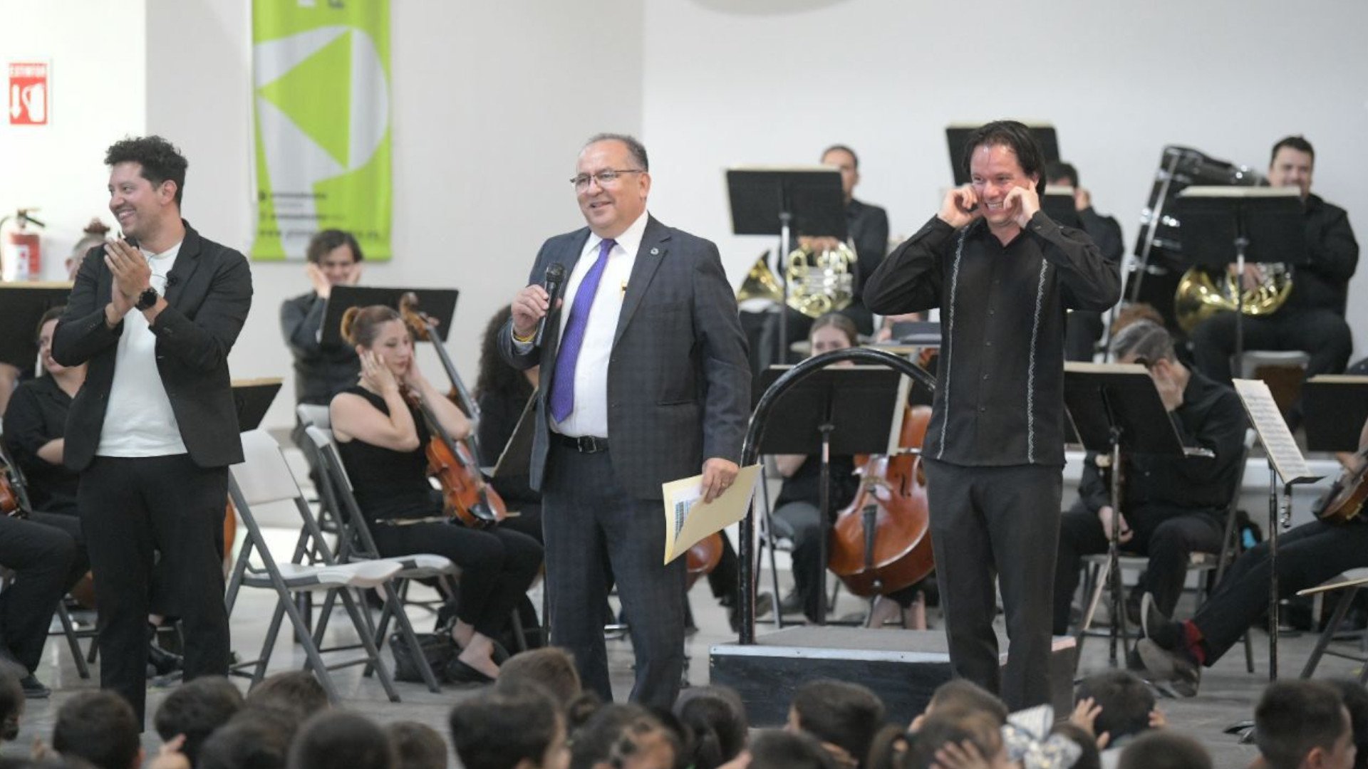 OSUACH_y_el_Grupo_de_Teatro_de_la_Universidad_concierto_interactivo_en_primaria_de_Riberas_de_Sacramento1920.jpg