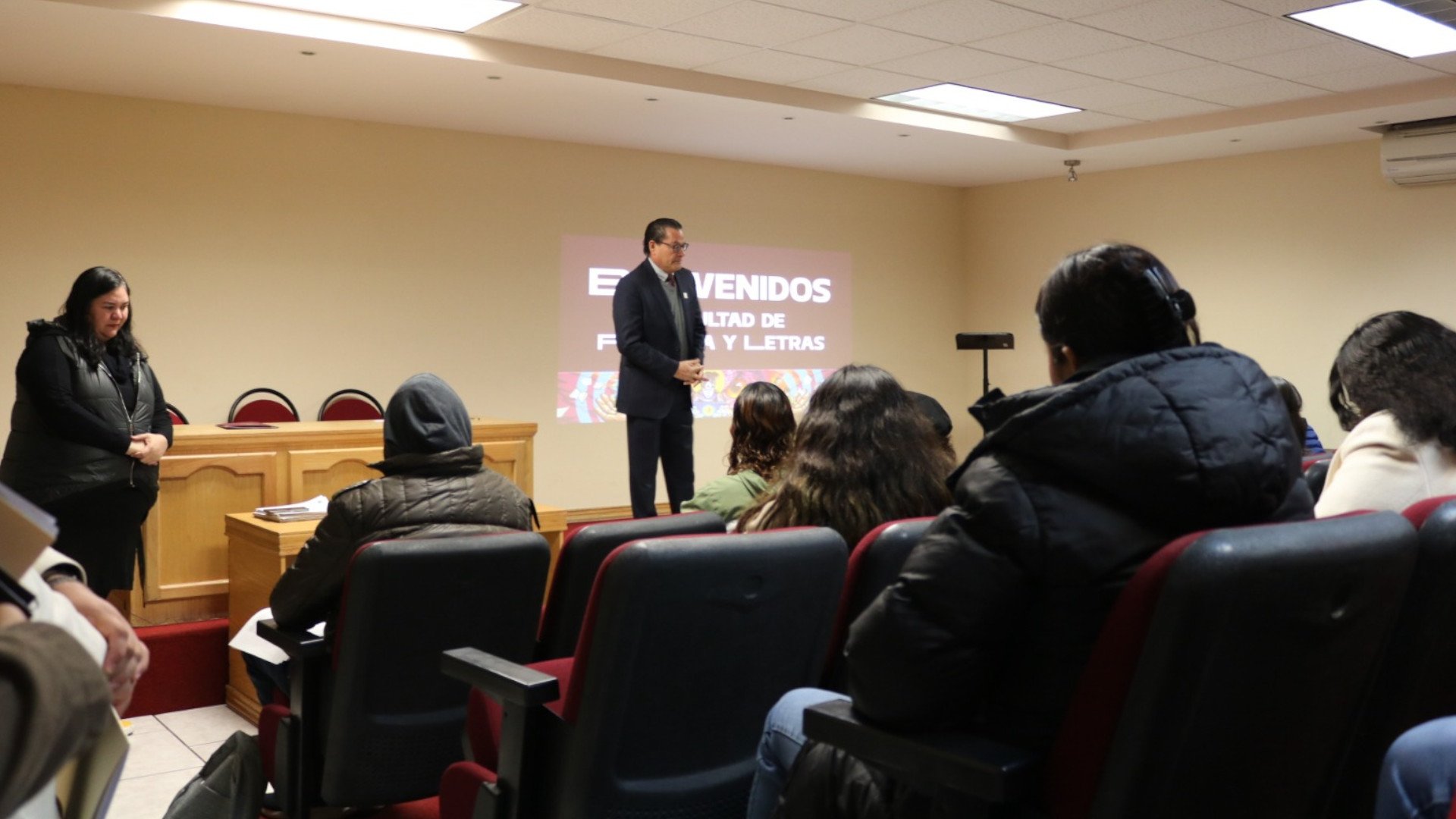 La_FFyL_da_la_bienvenida_a_sus_nuevos_estudiantes_con_curso_de_inducción_1920.jpg