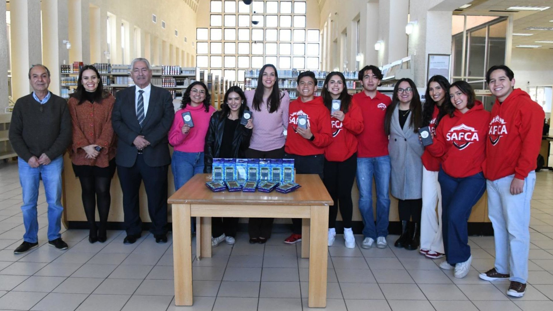 Estudiantes_de_FCA_UACH_reciben_donación_de_calculadoras_financieras1920.jpg