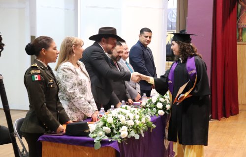 Celebra ceremonia de graduación de programas de licenciatura y posgrado