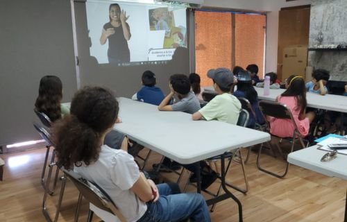 Imparte egresada de la UACH taller de Lengua de Señas Mexicana para infancias