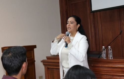 Realizó la FCPyS conferencia sobre convivencia familiar en la era digital