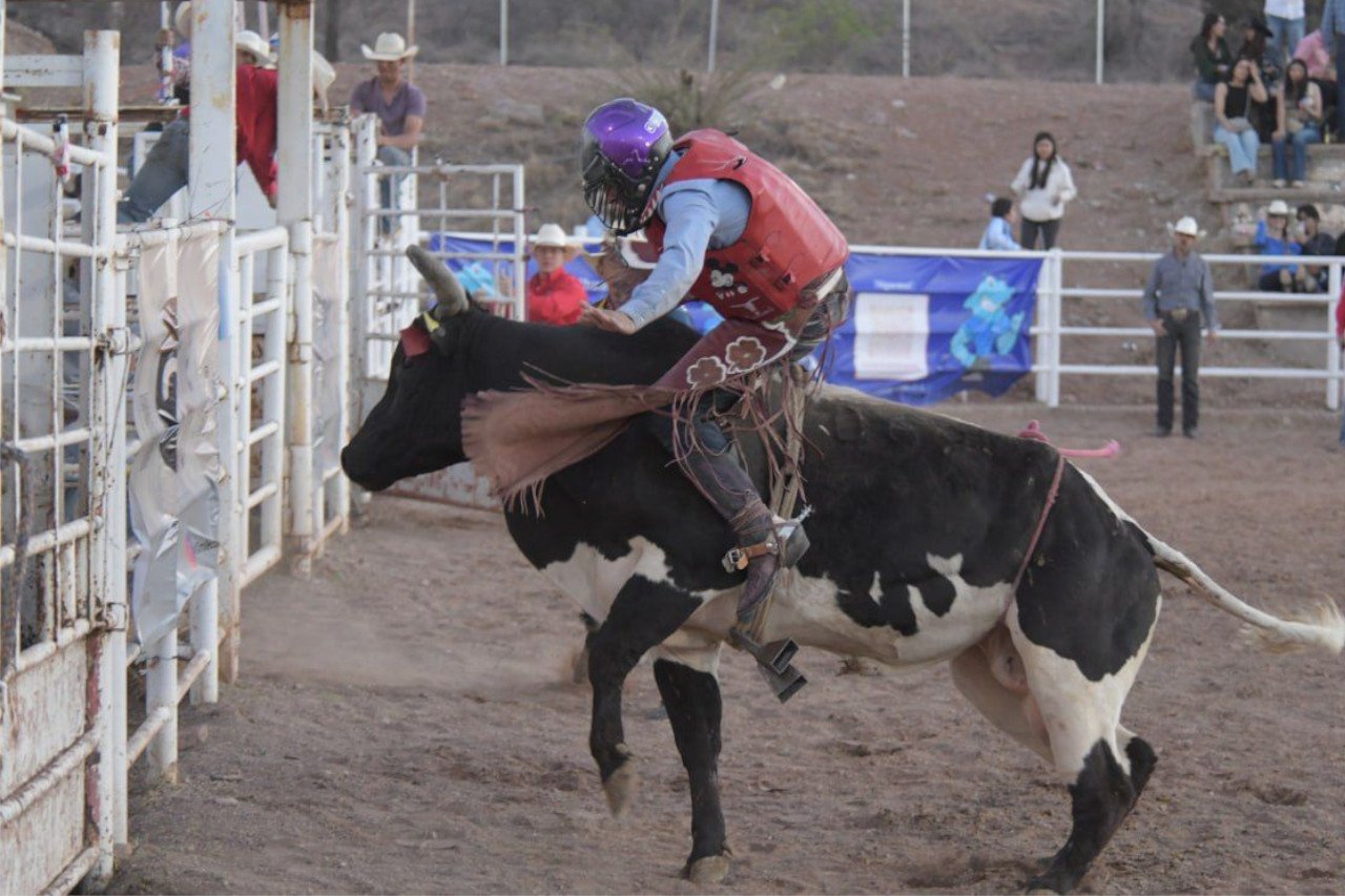 Reúne_comunidad_estudiantil_tradicional_rodeo_en_la_XXVI_Semana_de_Odontología500.jpg