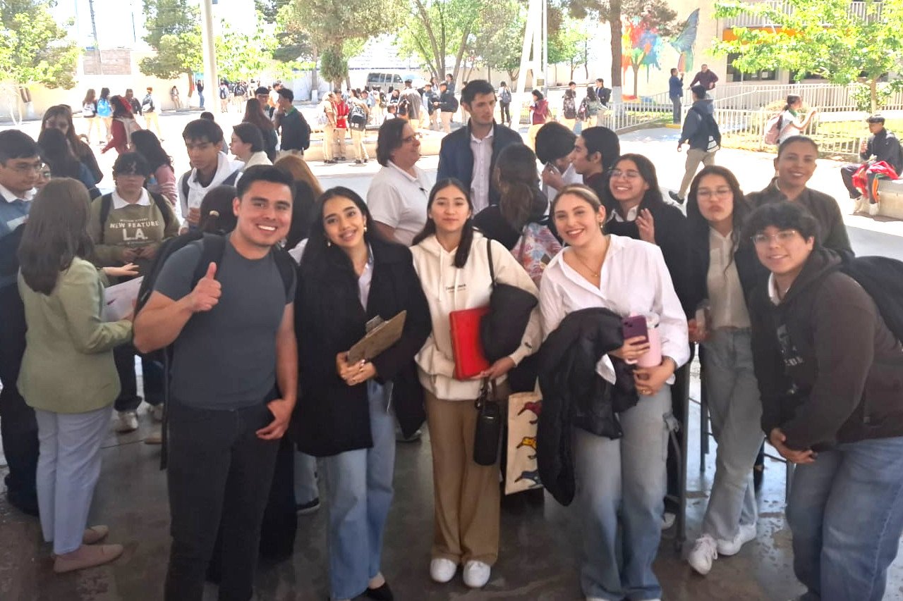 Estudiantes de psicología de la UACH aplican protocolo de abstinencia de dispositivos digitales en el CECyT No. 6