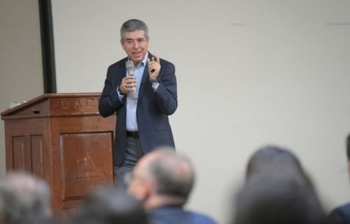 Imparten en la UACH la conferencia 