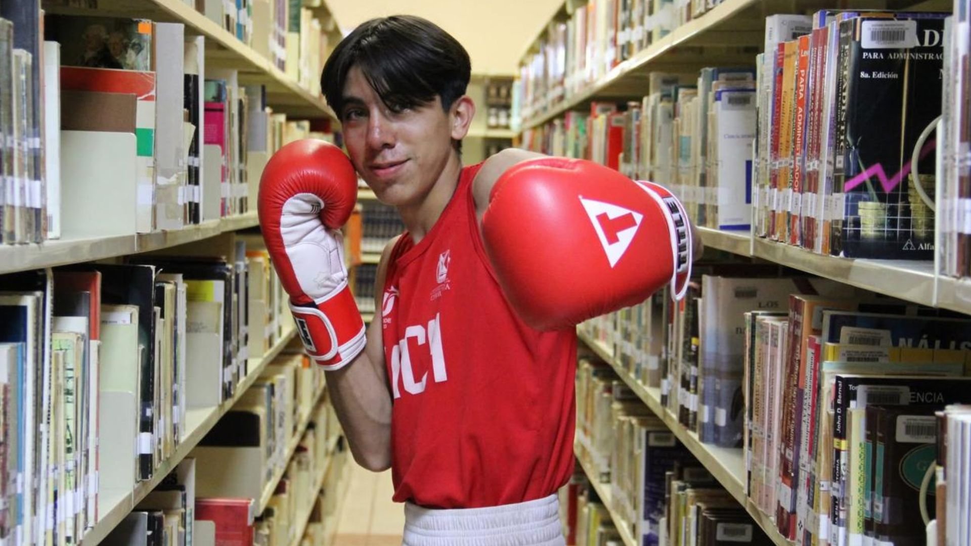 Entre libros y guantes: Adrián Ali Molina, estudiante de la UACH ...