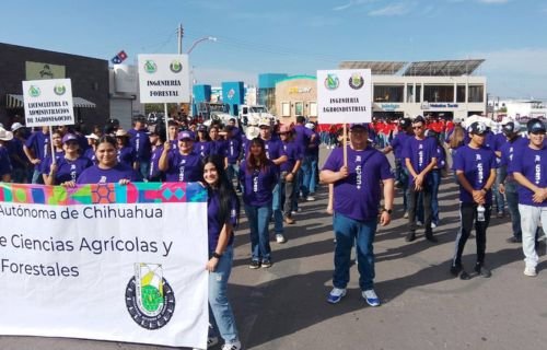 Participan estudiantes de Agrícolas y Forestales en el desfile conmemorativo del Día de la Independencia de México.