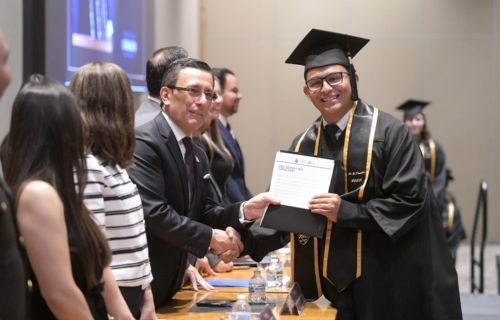 Se gradúan 200 estudiantes de la Facultad de Derecho en emotiva ceremonia