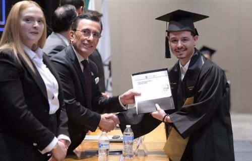Se gradúan 164 alumnos de la Facultad de Derecho en emotiva ceremonia