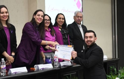 Reconoce Facultad de Contaduría y Administración a 135 estudiantes ...