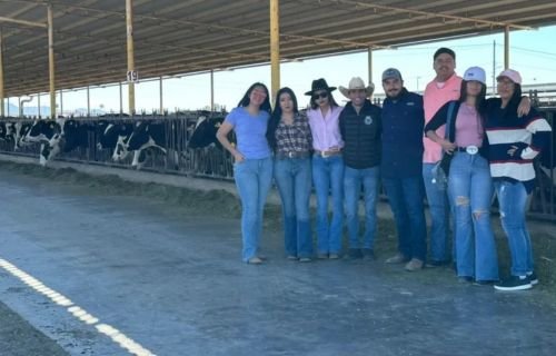 Estudiantes de la FCAyF-UACH realizan visita a empresa del sector lácteo