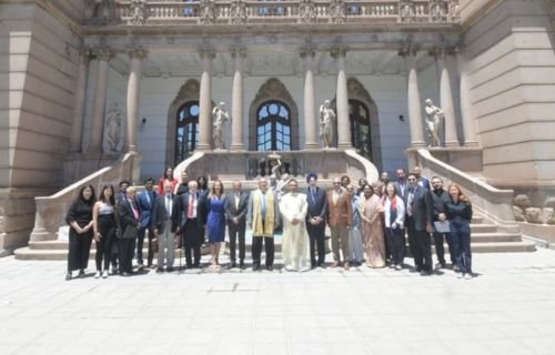 UACH fortalece visión global con conferencia de líder humanitario de la India